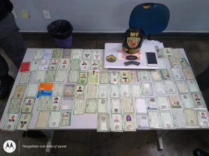 Imagem da notícia - Idoso é preso pela PM com mais de 84 documentos falsos