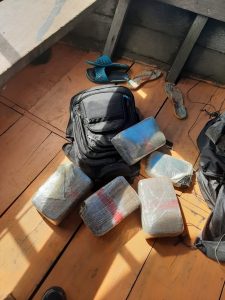 Imagem da notícia - Polícia Militar detêm trio por envolvimento no tráfico de drogas em Juruá