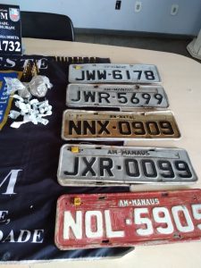 Imagem da notícia - PMAM prende infrator com droga, munição e placas clonadas