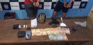 Imagem da notícia - PM prende grupo por porte ilegal de arma de fogo e tráfico de drogas