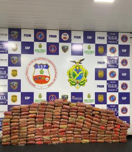 Imagem da notícia - Trio é flagrado por policiais da Base Arpão com 200kg de entorpecentes