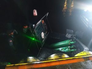 Imagem da notícia - Agentes da base Arpão transportam cilindros de oxigênio para Tefé