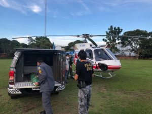 Imagem da notícia - Helicóptero da SSP leva cilindros de oxigênio para Itacoatiara
