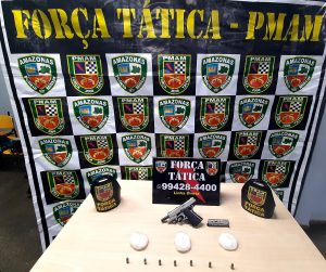 Imagem da notícia - PM detém homem em porte ilegal de arma de fogo e apreende drogas