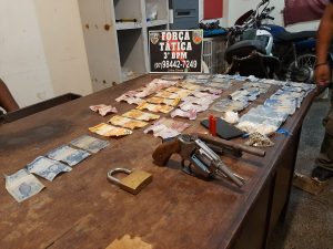 Imagem da notícia - Em Tefé, trio envolvido em roubo é preso e PC e PM apreendem  armas