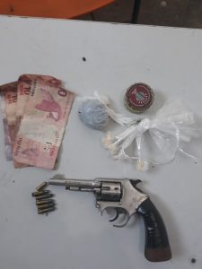 Imagem da notícia - Polícia Militar detém dupla com arma de fogo e drogas em Uarini