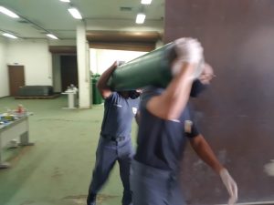 Imagem da notícia - PM auxilia no transporte de cilindros de oxigênio com destino a Parintins