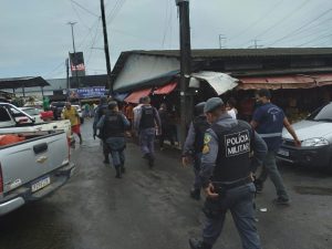 Imagem da notícia - Durante fiscalização, Central de Fiscalização fecha feira e comércios