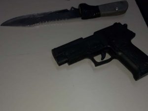 Imagem da notícia - PM recupera moto e prende homem com simulacro e faca