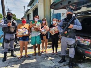 Imagem da notícia - PMs realizam ação solidária com arrecadação de cestas básicas