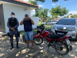 Imagem da notícia - Policiais recuperam motocicleta com restrição de furto