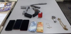 Imagem da notícia - PM prende três homens por roubo a um coletivo na avenida Torquato Tapajós