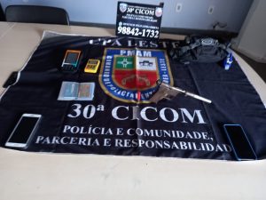 Imagem da notícia - Polícia Militar prende trio por roubo, recupera veículo e apreende arma