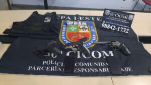 Imagem da notícia - PM prende dois jovens com armas de fogo e colete balístico na zona leste