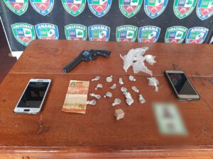 Imagem da notícia - Polícia Militar detém dois homens em comunidade em Anamã