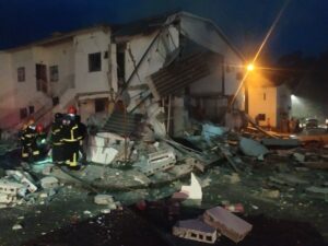 Imagem da notícia - Corpo de Bombeiros e PM atuam no atendimento a vítimas de explosão de gás