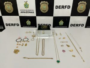 Imagem da notícia - DERFD prende trio por roubo de R$ 100 mil em joias no Mauzinho