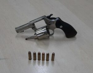 Imagem da notícia - Após denúncia, adolescente é apreendido e homem é preso com arma