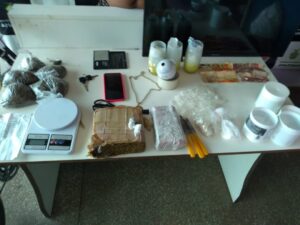 Imagem da notícia - PM prende casal por porte ilegal de arma de fogo e tráfico, em Manicoré