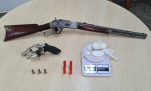 Imagem da notícia - Operação da SSP-AM prende dupla com armas e drogas no Santo Antônio