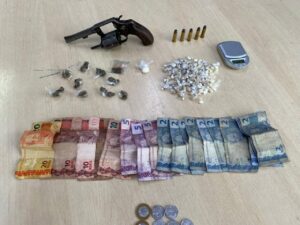 Imagem da notícia - Homem é preso com arma de fogo e entorpecentes na Compensa