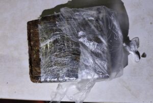 Imagem da notícia - Equipe da 17ª Cicom encontra e apreende droga no bairro Redenção