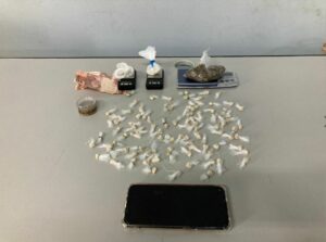 Imagem da notícia - Mulher é presa com 100 trouxinhas de drogas no Águas Claras