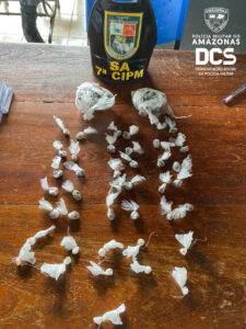 Imagem da notícia - PM prende três pessoas e apreende drogas, arma e munições no interior