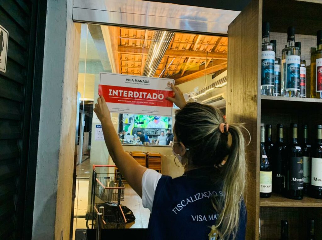 Entre as irregularidades está o descumprimento de medidas sanitárias.