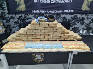 Imagem da notícia - Polícia apreende carro de luxo, 40 quilos de skunk e R$ 15 mil