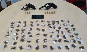 Imagem da notícia - Após denúncias, infrator é preso com drogas e arma de fogo na Compensa