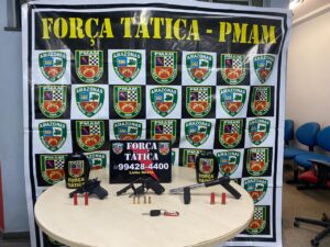 Imagem da notícia - PM detém dois homens e apreende armas de fogo no bairro Adrianópolis