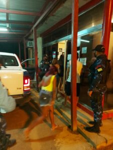 Imagem da notícia - PM prende seis pessoas e apreende quatro adolescentes no interior