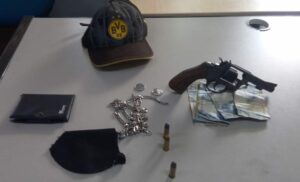 Imagem da notícia - PM prende dois homens por porte ilegal de arma de fogo