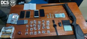 Imagem da notícia - Cinco pessoas são presas por posse ilegal de arma de fogo e tráfico de drogas em Urucará