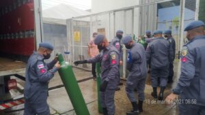 Imagem da notícia - Alunos soldados da PM dão apoio no transporte de cilindros de oxigênio