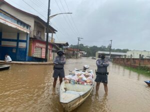 Imagem da notícia - Em Boca do Acre, PM doa cestas básicas para famílias atingidas pela cheia