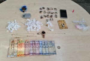 Imagem da notícia - Mulher é presa ao ser flagrada vendendo drogas no Nova Esperança