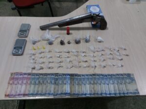 Imagem da notícia - PM apreende adolescentes e detém três envolvidos com tráfico de drogas