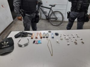 Imagem da notícia - Polícia Militar prende homem envolvido com tráfico de drogas na zona norte