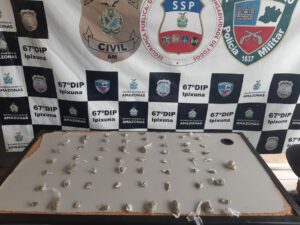 Imagem da notícia - PM apreende entorpecentes e detém dois homens e uma mulher por tráfico