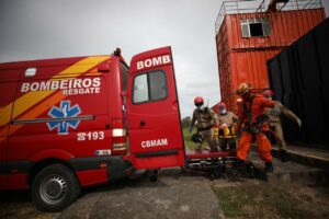 Imagem da notícia - Bombeiros contam com equipe especializada em  salvamento em altura