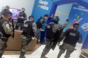 Imagem da notícia - PM detém dois e liberta reféns após tentativa de assalto no conjunto Manoa