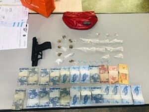Imagem da notícia - PM detém dois homens em posse de drogas e simulacro de arma de fogo