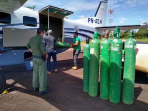 Imagem da notícia - Departamento aéreo da SSP-AM transporta cilindros de oxigênio para Apuí