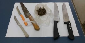 Imagem da notícia - PC-AM apreende adolescentes por porte ilegal de arma branca e drogas