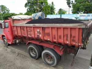 Imagem da notícia - PC prende duas pessoas por desvio de asfalto de distrito de obras