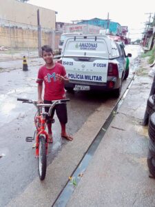 Imagem da notícia - PM faz doação de bicicleta para adolescente na Comunidade Novo Reino
