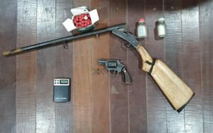 Imagem da notícia - PM apreende armas, drogas e prende oito pessoas no interior