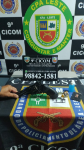 Imagem da notícia - PM prende homem com simulacro de arma de fogo em micro-ônibus